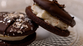 Čokoládové dortíčky plněné vanilkovým krémem podle Josefa Maršálka