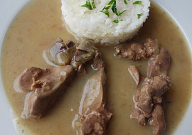 Drůbeží játra na cibulce s rýží