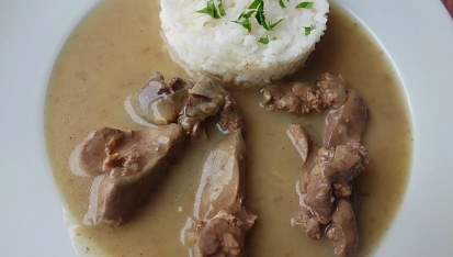 Drůbeží játra na cibulce s rýží