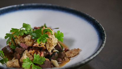 Ragú z kachních žaludků se slaninou podle Honzy Punčocháře