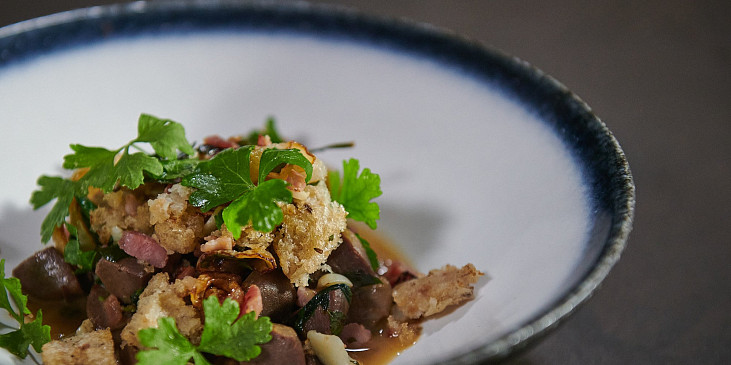 Ragú z kachních žaludků se slaninou podle Honzy Punčocháře