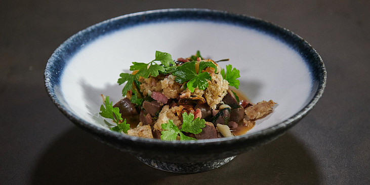 Ragú z kachních žaludků se slaninou podle Honzy Punčocháře