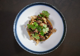 Ragú z kachních žaludků se slaninou podle Honzy Punčocháře