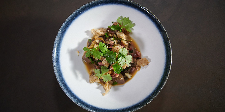 Ragú z kachních žaludků se slaninou podle Honzy Punčocháře