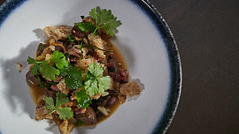 Ragú z kachních žaludků se slaninou podle Honzy Punčocháře