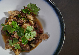 Ragú z kachních žaludků se slaninou podle Honzy Punčocháře