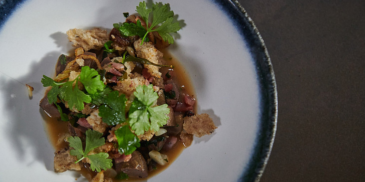 Ragú z kachních žaludků se slaninou podle Honzy Punčocháře