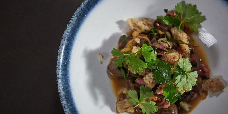 Ragú z kachních žaludků se slaninou podle Honzy Punčocháře