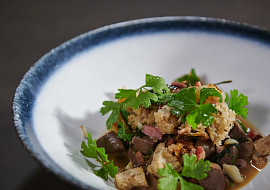 Ragú z kachních žaludků se slaninou podle Honzy Punčocháře