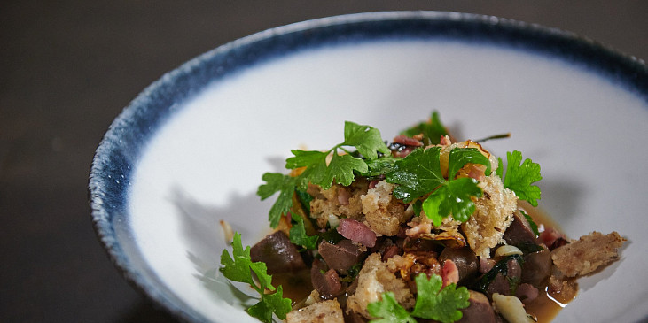 Ragú z kachních žaludků se slaninou podle Honzy Punčocháře