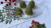 Vosí hnízda s matcha a pistáciovou náplní