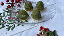 Vosí hnízda s matcha a pistáciovou náplní