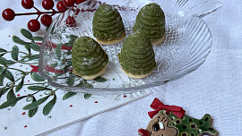 Vosí hnízda s matcha a pistáciovou náplní