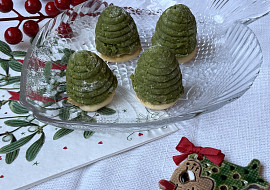 Vosí hnízda s matcha a pistáciovou náplní