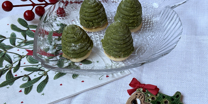 Vosí hnízda s matcha a pistáciovou náplní