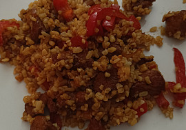 Bulgur s osmaženou zeleninou a kuřecím masem