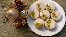 Cukroví s pistáciovým krémem zdobené pistáciemi