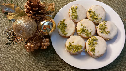 Cukroví s pistáciovým krémem zdobené pistáciemi