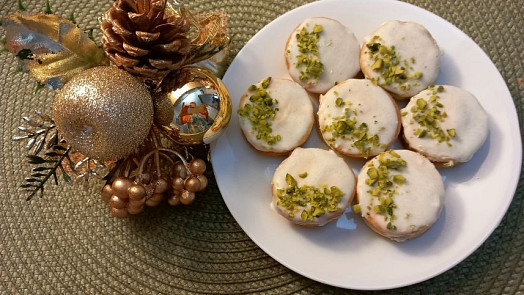 Cukroví s pistáciovým krémem zdobené pistáciemi