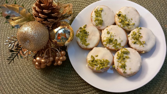 Cukroví s pistáciovým krémem zdobené pistáciemi