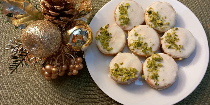 Cukroví s pistáciovým krémem zdobené pistáciemi