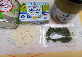 Cukroví s pistáciovým krémem zdobené pistáciemi