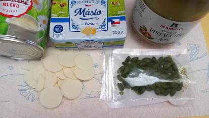 Cukroví s pistáciovým krémem zdobené pistáciemi