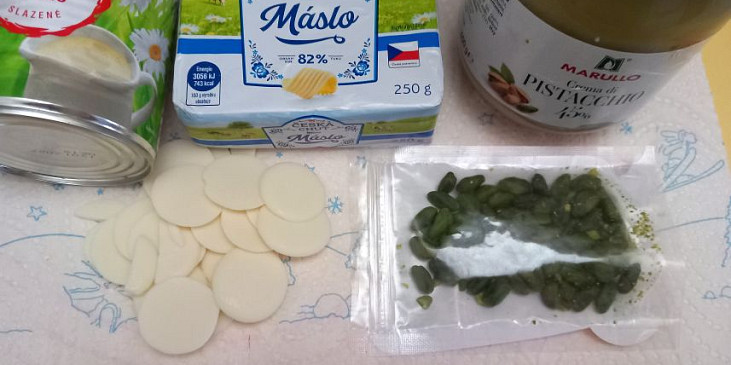 Cukroví s pistáciovým krémem zdobené pistáciemi