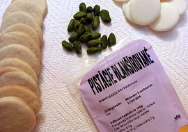 Cukroví s pistáciovým krémem zdobené pistáciemi