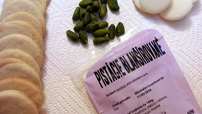 Cukroví s pistáciovým krémem zdobené pistáciemi