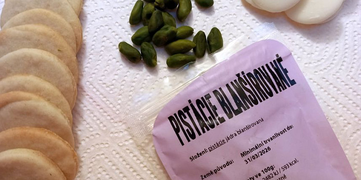 Cukroví s pistáciovým krémem zdobené pistáciemi