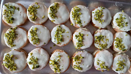 Cukroví s pistáciovým krémem zdobené pistáciemi