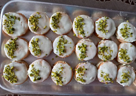 Cukroví s pistáciovým krémem zdobené pistáciemi