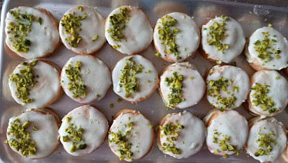 Cukroví s pistáciovým krémem zdobené pistáciemi