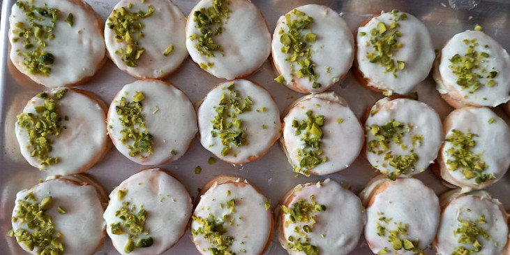 Cukroví s pistáciovým krémem zdobené pistáciemi