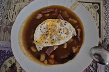 Sázené vejce v dýňové polévce.