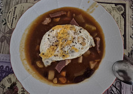 Dýňová polévka s fazolemi (Sázené vejce v dýňové polévce.)