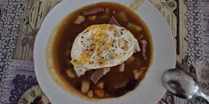 Dýňová polévka s fazolemi (Sázené vejce v dýňové polévce.)