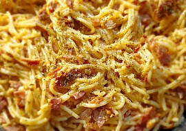 Jednoduché špagety s prosciuttem a sušenými rajčaty