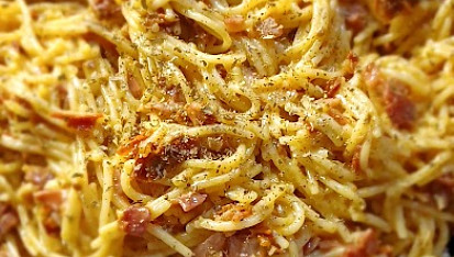 Jednoduché špagety s prosciuttem a sušenými rajčaty