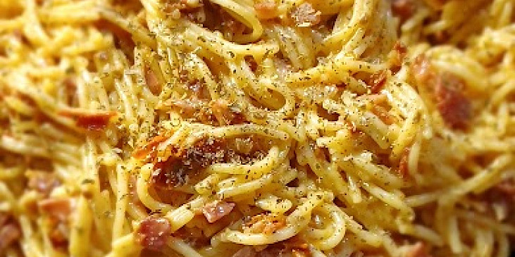 Jednoduché špagety s prosciuttem a sušenými rajčaty