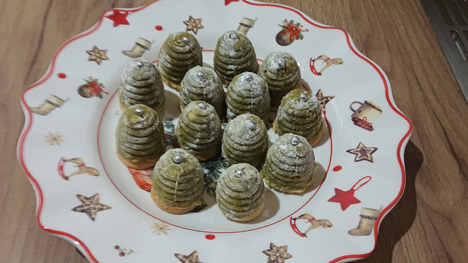 Pistáciová vosí hnízda s matchou