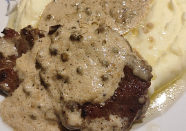 Plátky z krkovičky s omáčkou ze zeleného pepře (Krkovička na zeleném pepři s bramborovou kaší)