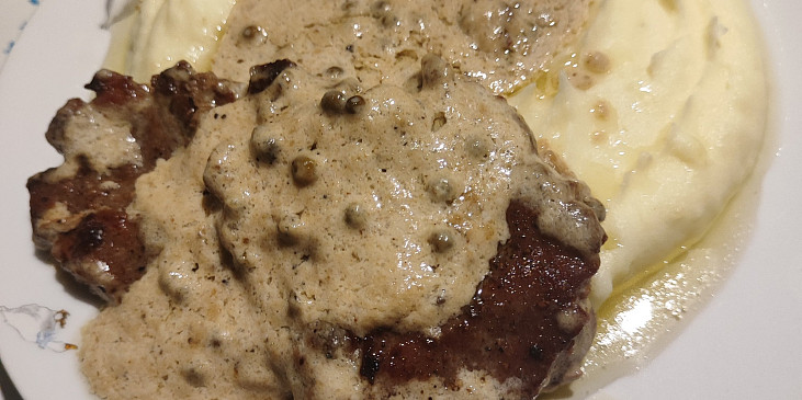 Plátky z krkovičky s omáčkou ze zeleného pepře (Krkovička na zeleném pepři s bramborovou kaší)