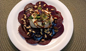 Červená řepa s burratou a piniovými oříšky