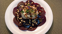 Červená řepa s burratou a piniovými oříšky