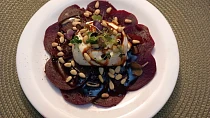 Červená řepa s burratou a piniovými oříšky