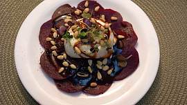 Červená řepa s burratou a piniovými oříšky