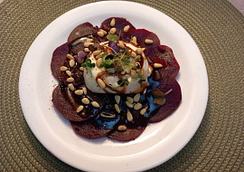 Červená řepa s burratou a piniovými oříšky