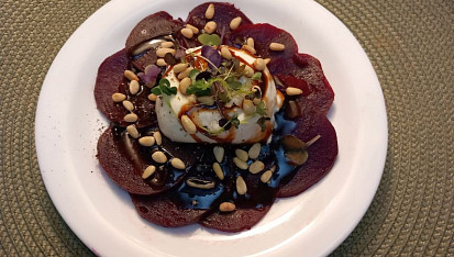 Červená řepa s burratou a piniovými oříšky